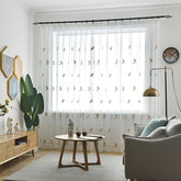Cortina Personalizada Transparente Kylah em Gaze Branca com Ilhós Bordada